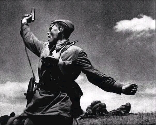 This man died just seconds after the photo was taken. This photo is titled "Combat." It is not staged and is not a still from a film. On July 12, 1942, near the village of Khoroshye, photographer Max Alpert managed to capture a photo of a man leading a company of soldiers into an attack, when a shell fragment shattered his camera. The photographer assumed the image was ruined and did not record the name of the man he had photographed. Later, while developing the film, he realized the shot had turned out perfectly. The identity of the man in the photo was later determined – his name was Alexey Gordeevich Eremenko. Here's what an eyewitness, Alexander Matveevich Makarov, had to say about those events: "The Nazis launched attack after attack. There were many killed and wounded. Our greatly depleted regiment was already repelling its tenth or eleventh attack. The Nazis were pushing straight toward Voroshilovgrad (Luhansk), which was about thirty kilometers away. By the end of the day, the company commander was wounded. After a fierce bombardment, supported by tanks and artillery, the Nazis launched another attack. And then, rising to his full height, with the words: "Follow me! For the Motherland! Forward!", Eremenko led the company toward the Nazi lines. The political officer was killed, but the attack was repelled." Despite the fact that Alexei Eremenko held the rank of junior political officer, the world remembers him as an anonymous battalion commander. The thing is, while fiddling with his broken camera in the trench, the photographer wasn't paying attention for a while, but he heard a call on the line: "The battalion commander has been killed." The author didn't know the commander's name or rank, but what he heard later inspired him to title the photo that way. There are no nameless heroes—there are heroes whose names have been forgotten by posterity. Share this story with your friends.